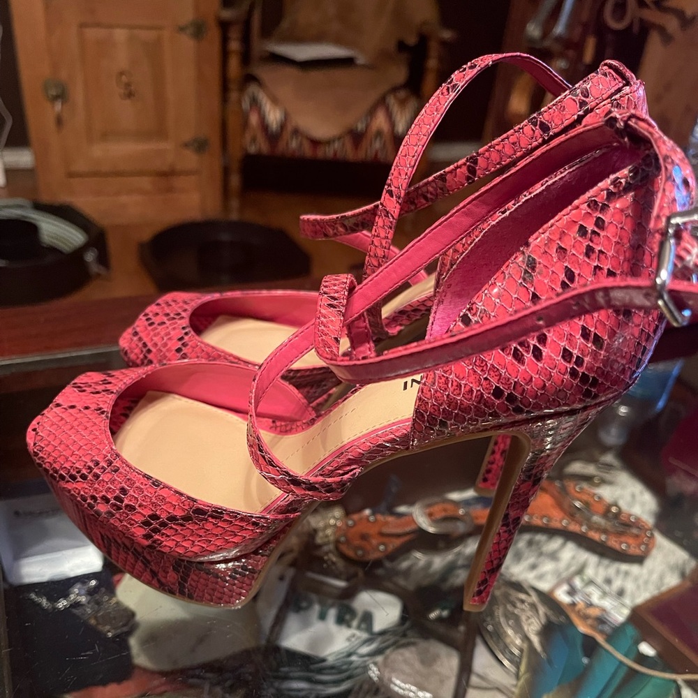 Women’s 8 Gianni Bini heels